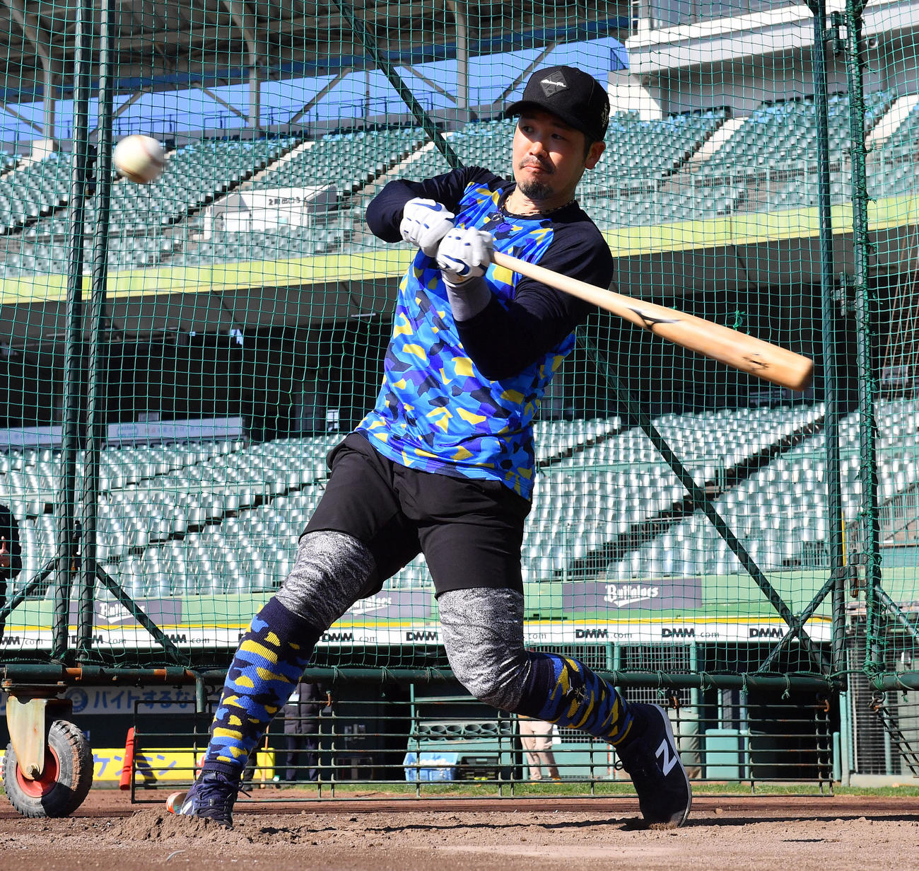 自主トレを公開し、フリー打撃を行うオリックスオリックスTー岡田（撮影・和賀正仁）