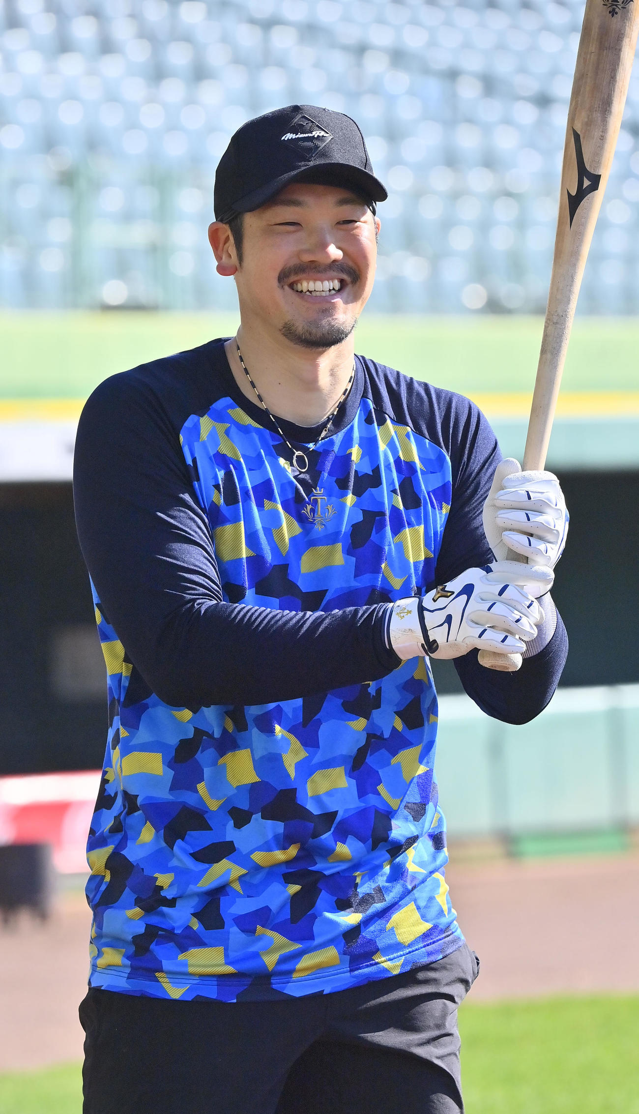 自主トレを公開し、笑顔で打撃に取り組むオリックスTー岡田（撮影・和賀正仁）