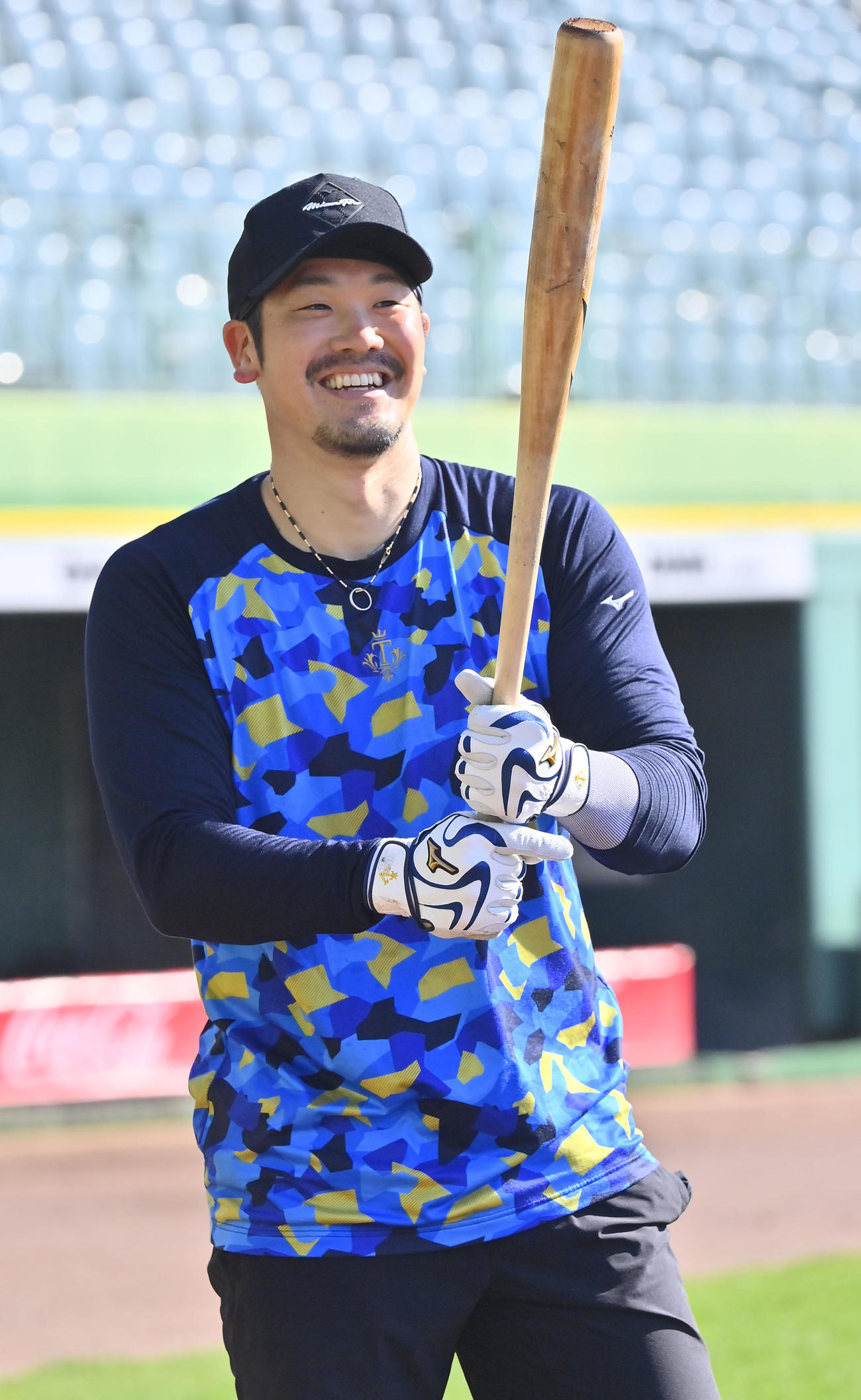自主トレを公開し、笑顔で打撃に取り組むオリックスTー岡田（撮影・和賀正仁）