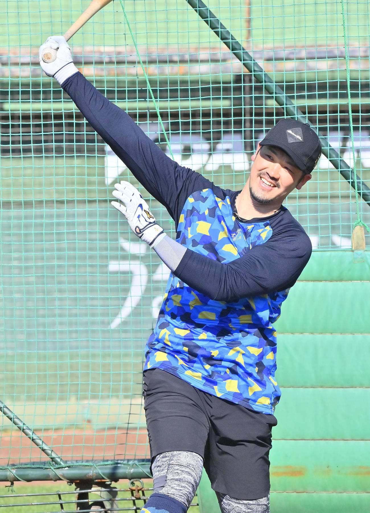 自主トレを公開し、笑顔で打撃に取り組むオリックスTー岡田（撮影・和賀正仁）