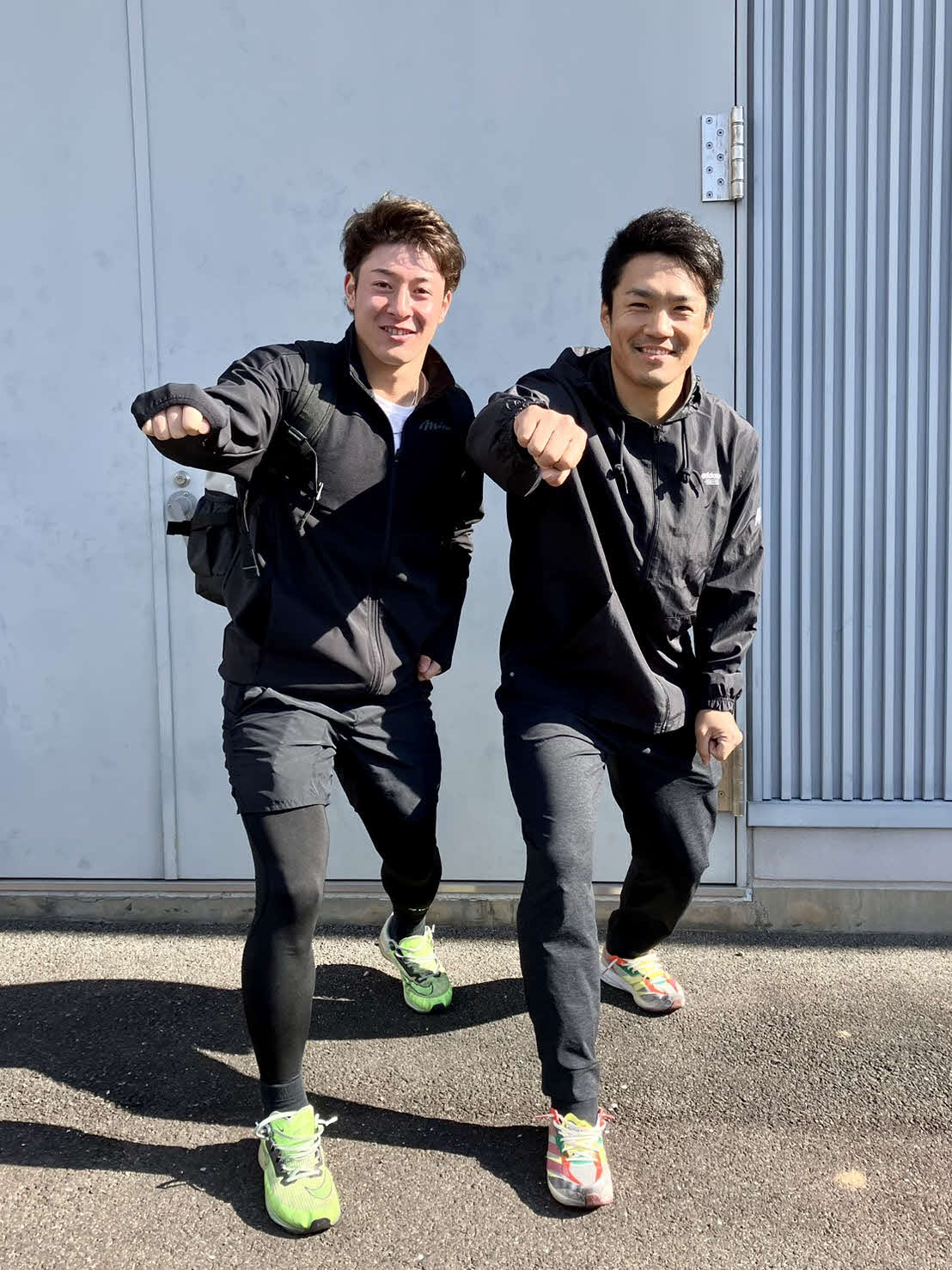楽天則本（右）は、日本ハム吉田と侍ポーズを決める（楽天野球団提供）