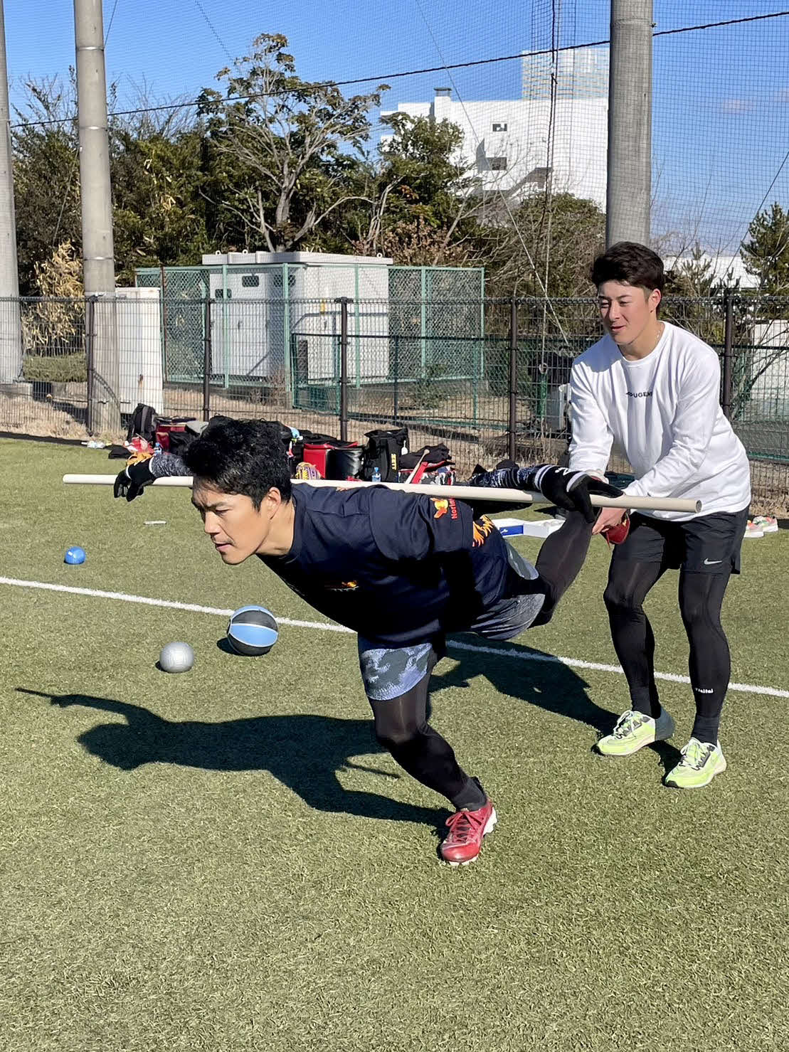 楽天則本（左）は、日本ハム吉田と自主トレーニングを行う（楽天野球団提供）