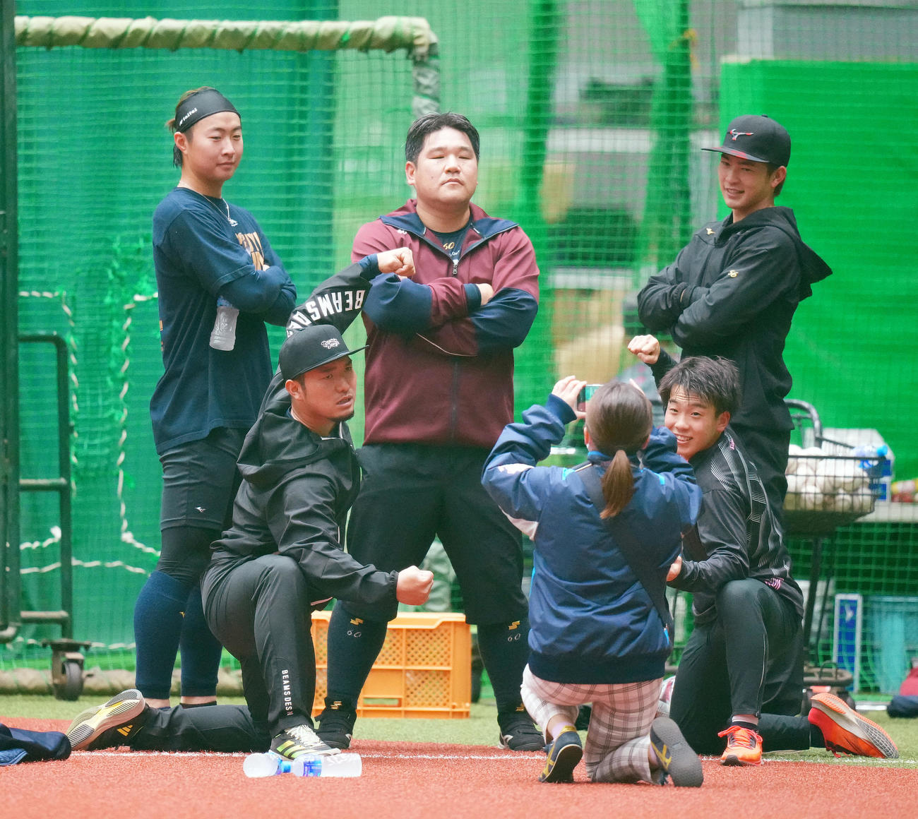 自主トレを公開し、記念写真に納まる西武中村。前列左から柘植、滝沢、後列左から山村、1人おいて川野（撮影・菅敏）