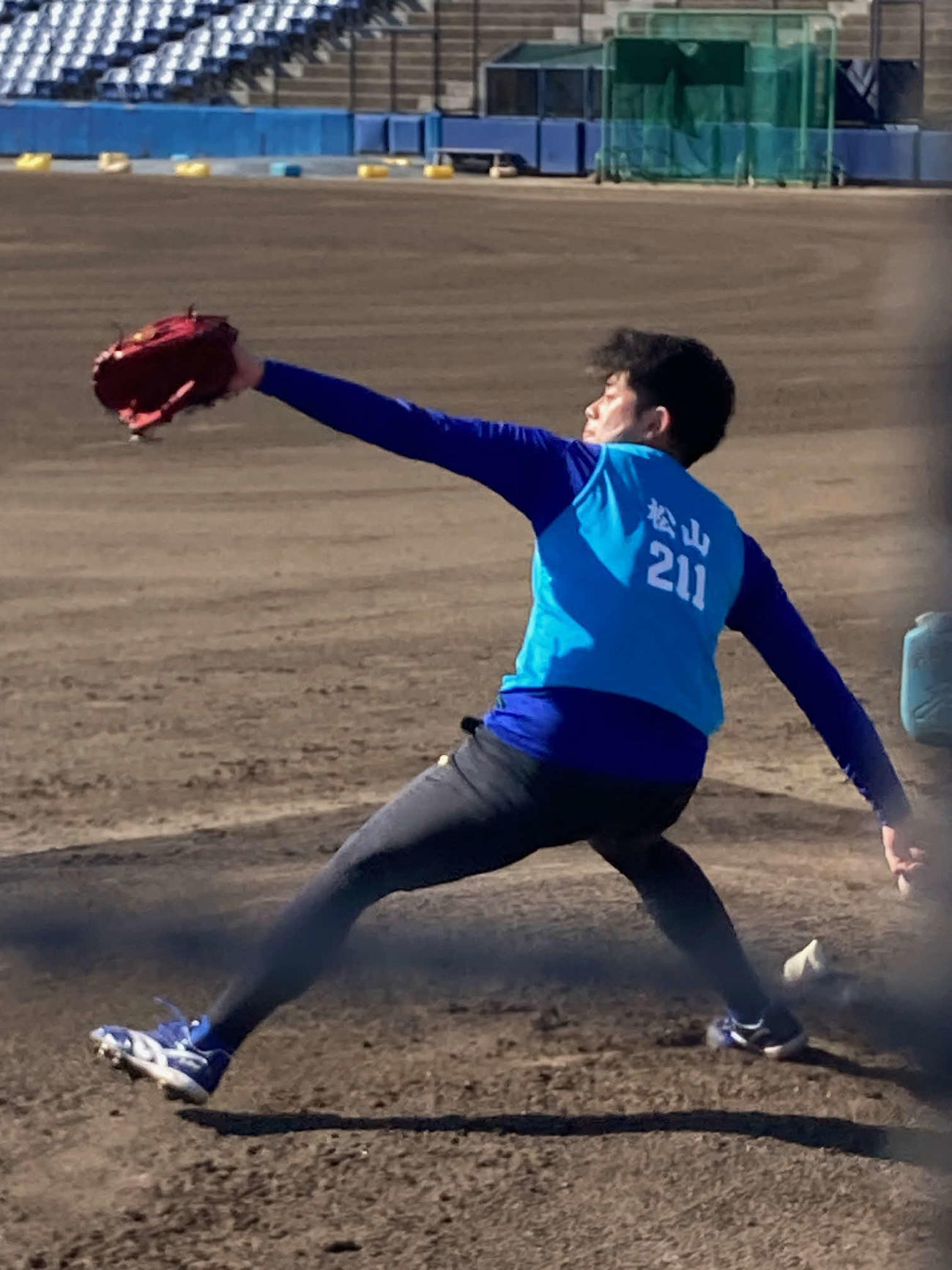 ナゴヤ球場のブルペンで投球練習する中日育成1位の松山（撮影・安藤宏樹）
