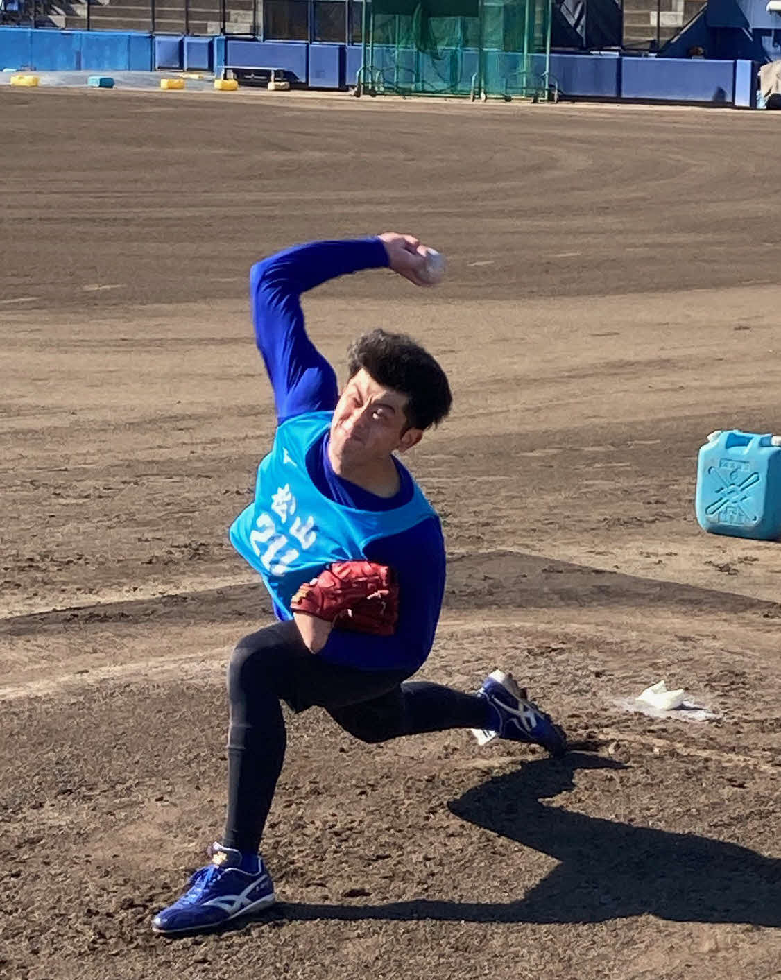 ナゴヤ球場のブルペンで投球練習する中日育成1位の松山（撮影・安藤宏樹）