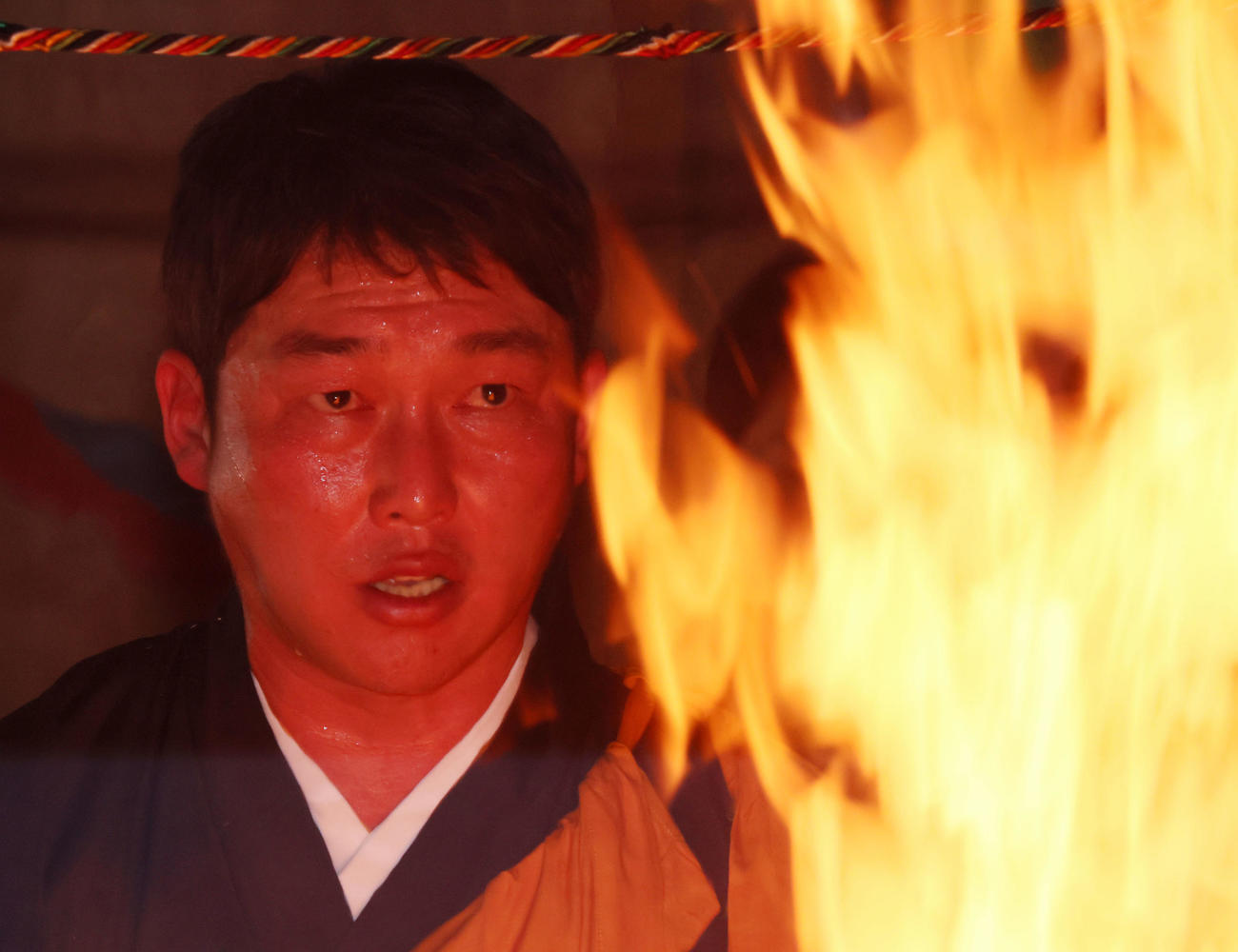 護摩行を行った新井監督（撮影・加藤哉）