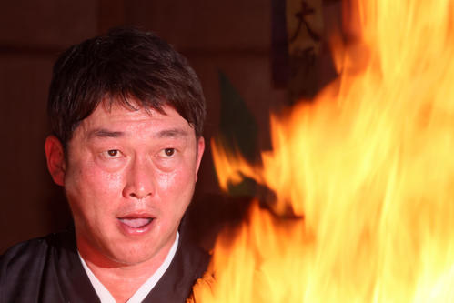 護摩行で「広島優勝」と唱える新井監督（撮影・加藤哉）