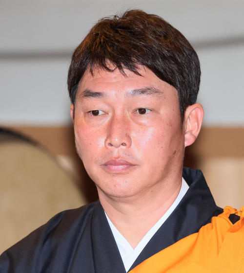 20年目の護摩行を行った新井監督（撮影・加藤哉）