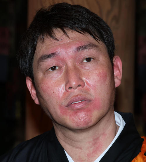 20年目の護摩行を終えた新井監督（撮影・加藤哉）