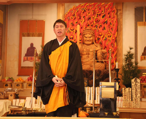 護摩行を終えあいさつする新井監督（撮影・加藤哉）