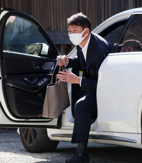 高野山の清浄心院に到着した新井監督（撮影・加藤哉）