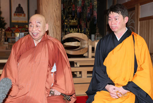 護摩行を終え池口恵観高野山宿老（左）と会見する新井監督（撮影・加藤哉）