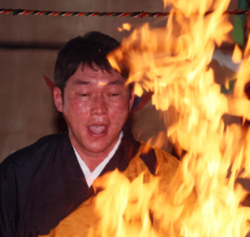 護摩行で「広島優勝」と唱える新井監督（撮影・加藤哉）