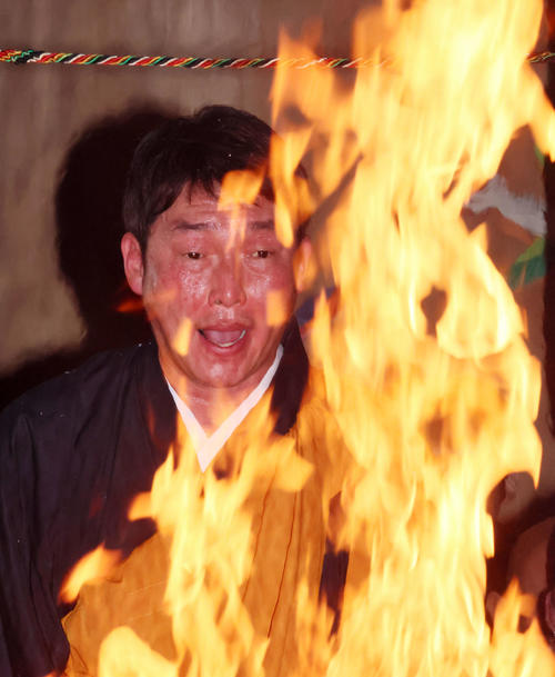 護摩行で「広島優勝」と唱える新井監督（撮影・加藤哉）