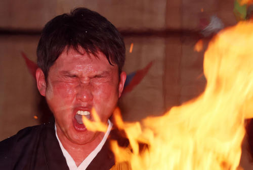 護摩行で「広島優勝」と唱える新井監督（撮影・加藤哉）