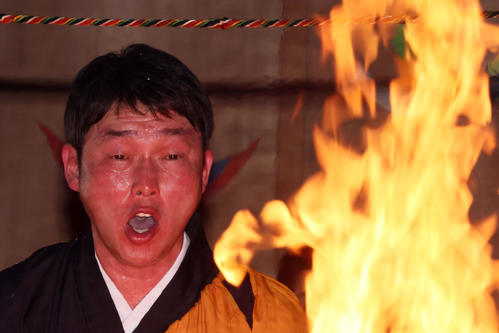 護摩行で「広島優勝」と唱える新井監督（撮影・加藤哉）