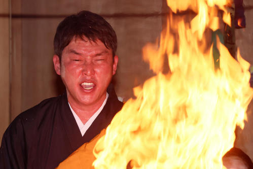 護摩行で「広島優勝」と唱える新井監督（撮影・加藤哉）