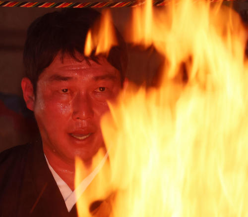 護摩行を行った新井監督（撮影・加藤哉）
