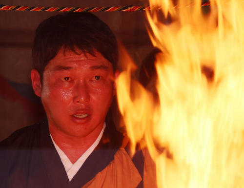 護摩行を行った新井監督（撮影・加藤哉）