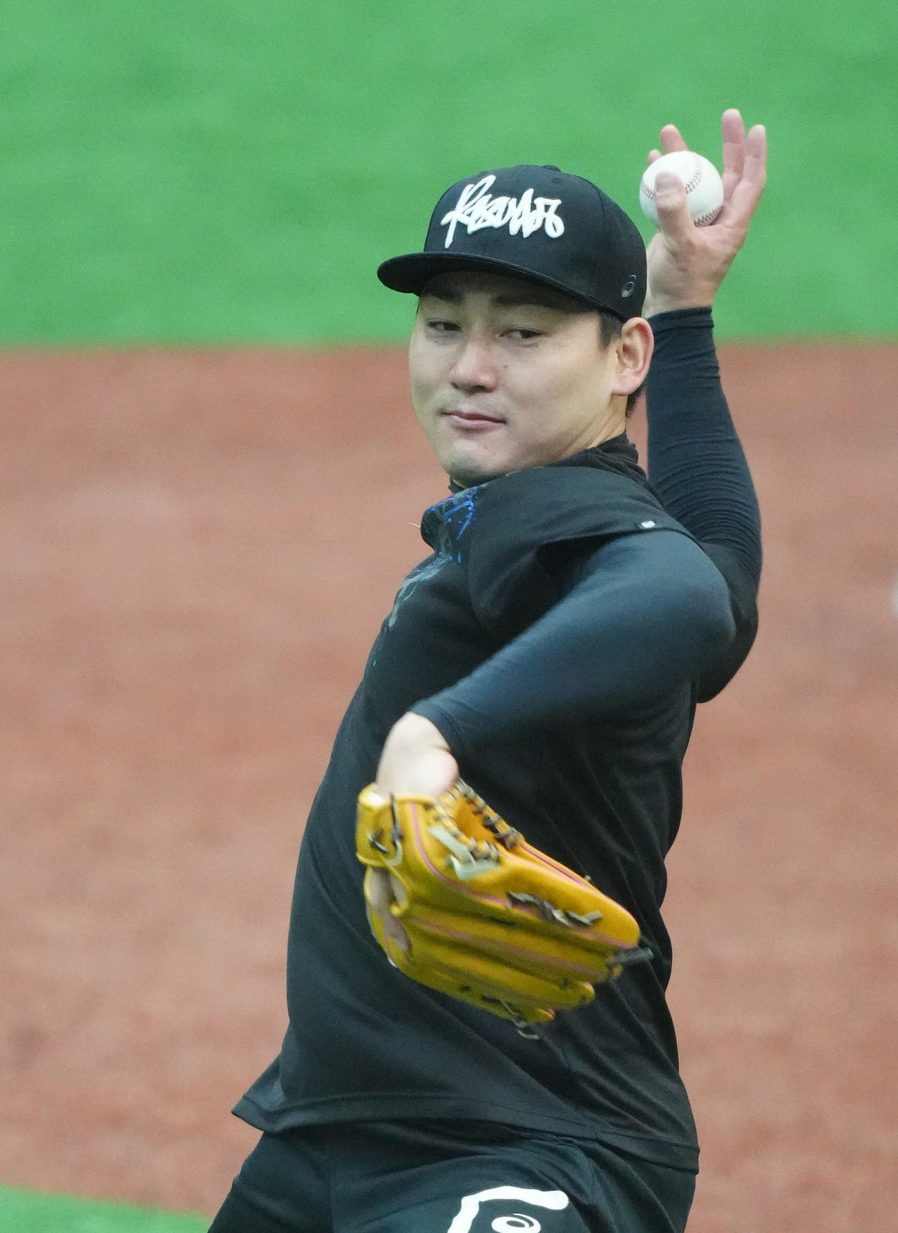 自主トレを公開し、キャッチボールする巨人丸（撮影・江口和貴）