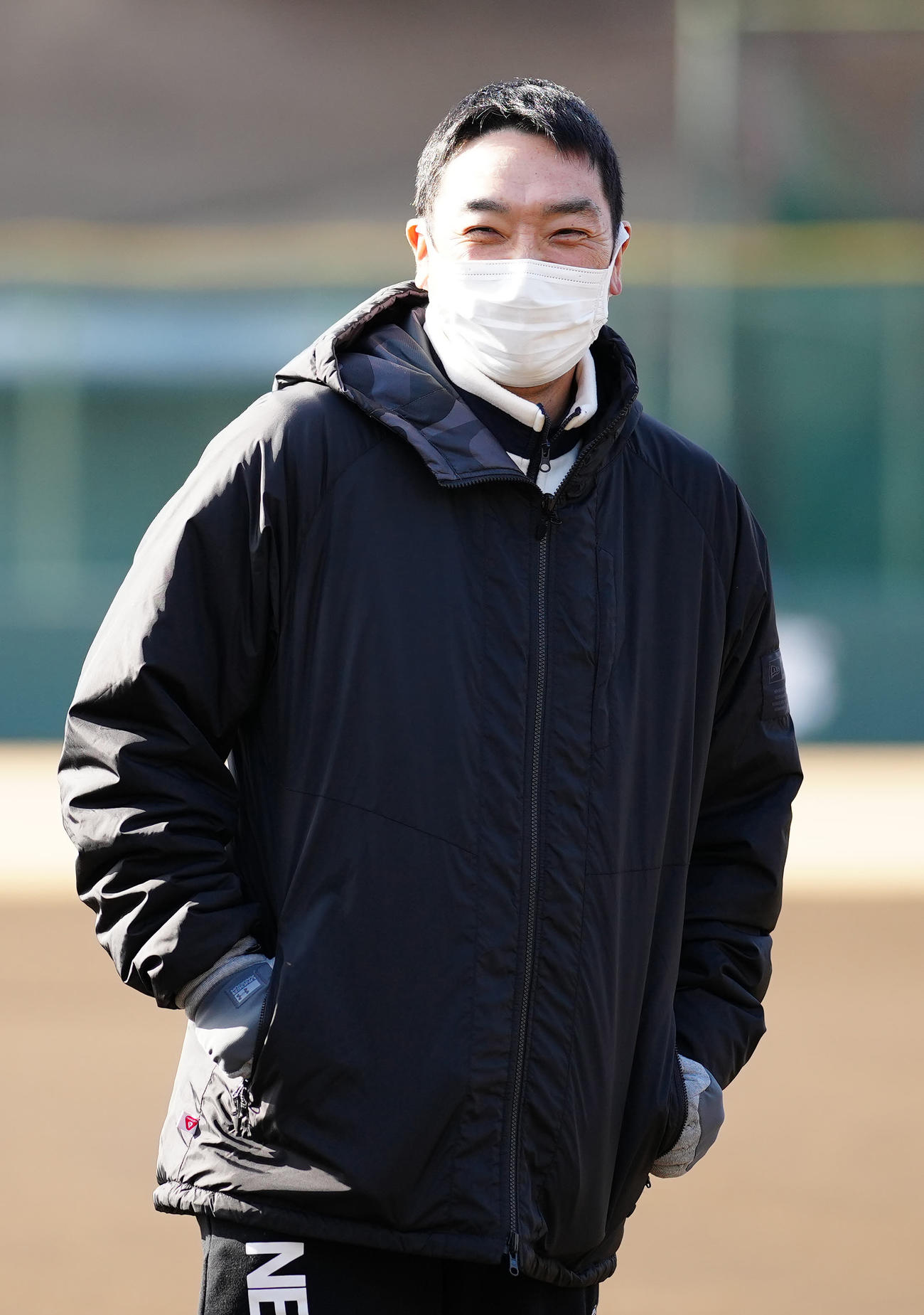 新人合同自主トレを見つめる巨人阿部ヘッド兼バッテリーコーチ（撮影・江口和貴）