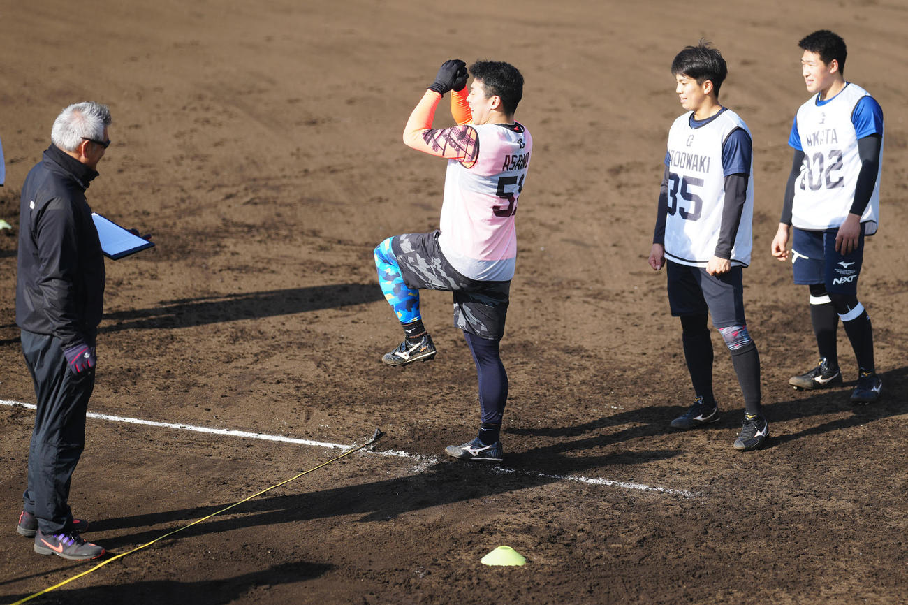 新人合同自主トレで片足立ち幅跳びの計測に臨む巨人ドラフト1位の浅野（左から2人目）（撮影・江口和貴）