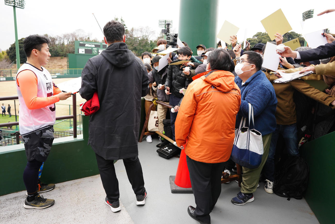 新人合同自主トレ後、ファンへのサインに応じた巨人ドラフト1位の浅野（左端）（撮影・江口和貴）