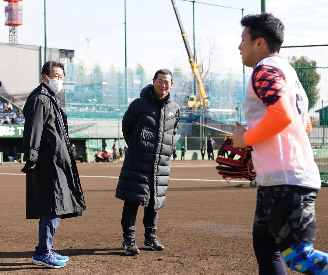 新人合同自主トレを見つめる巨人川相1軍総合コーチ（左）と桑田投手チーフコーチ。右はドラフト1位の浅野（撮影・江口和貴）
