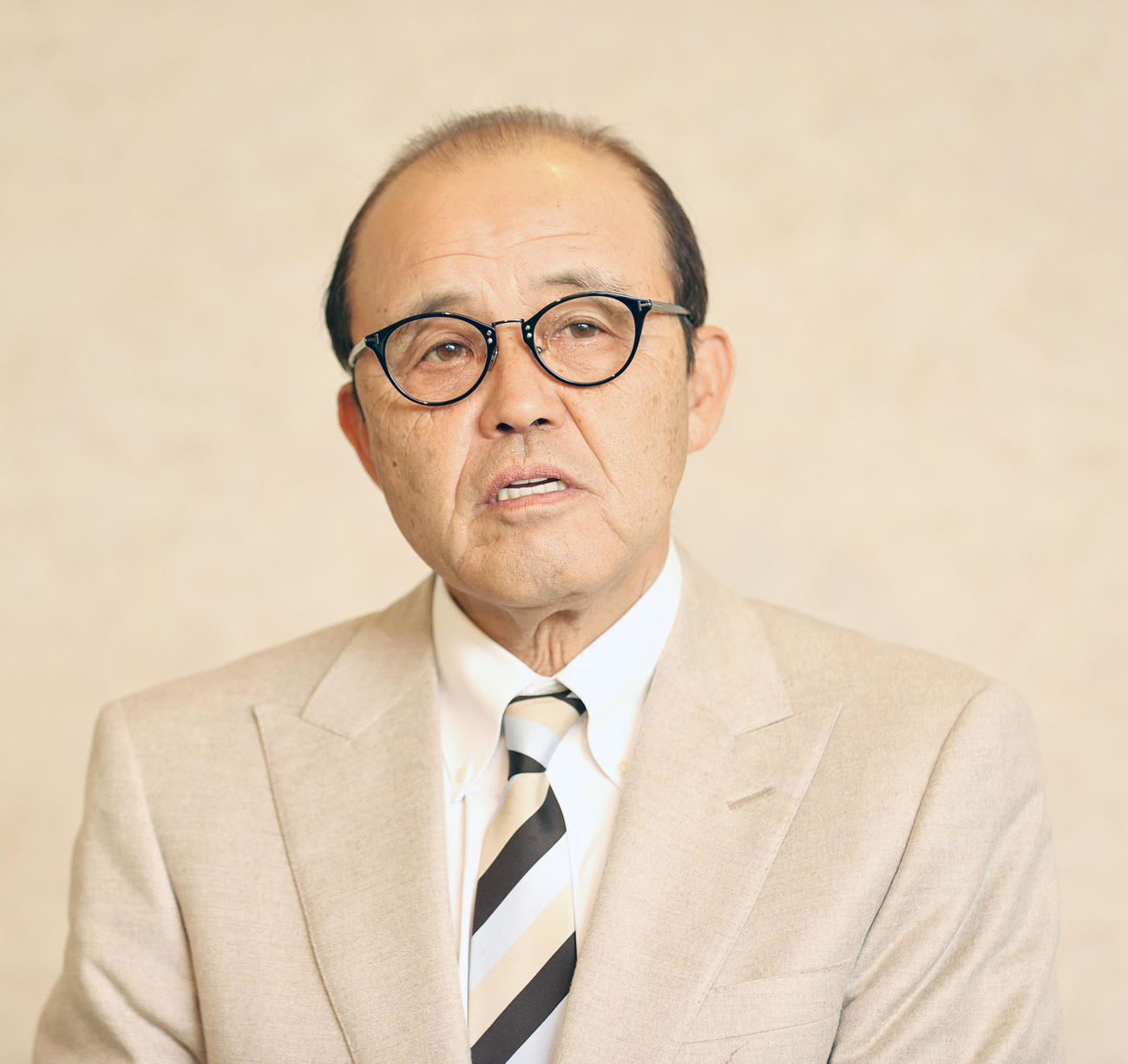 阪神の合同スタッフ会議を終え会見する岡田監督（撮影・上山淳一）