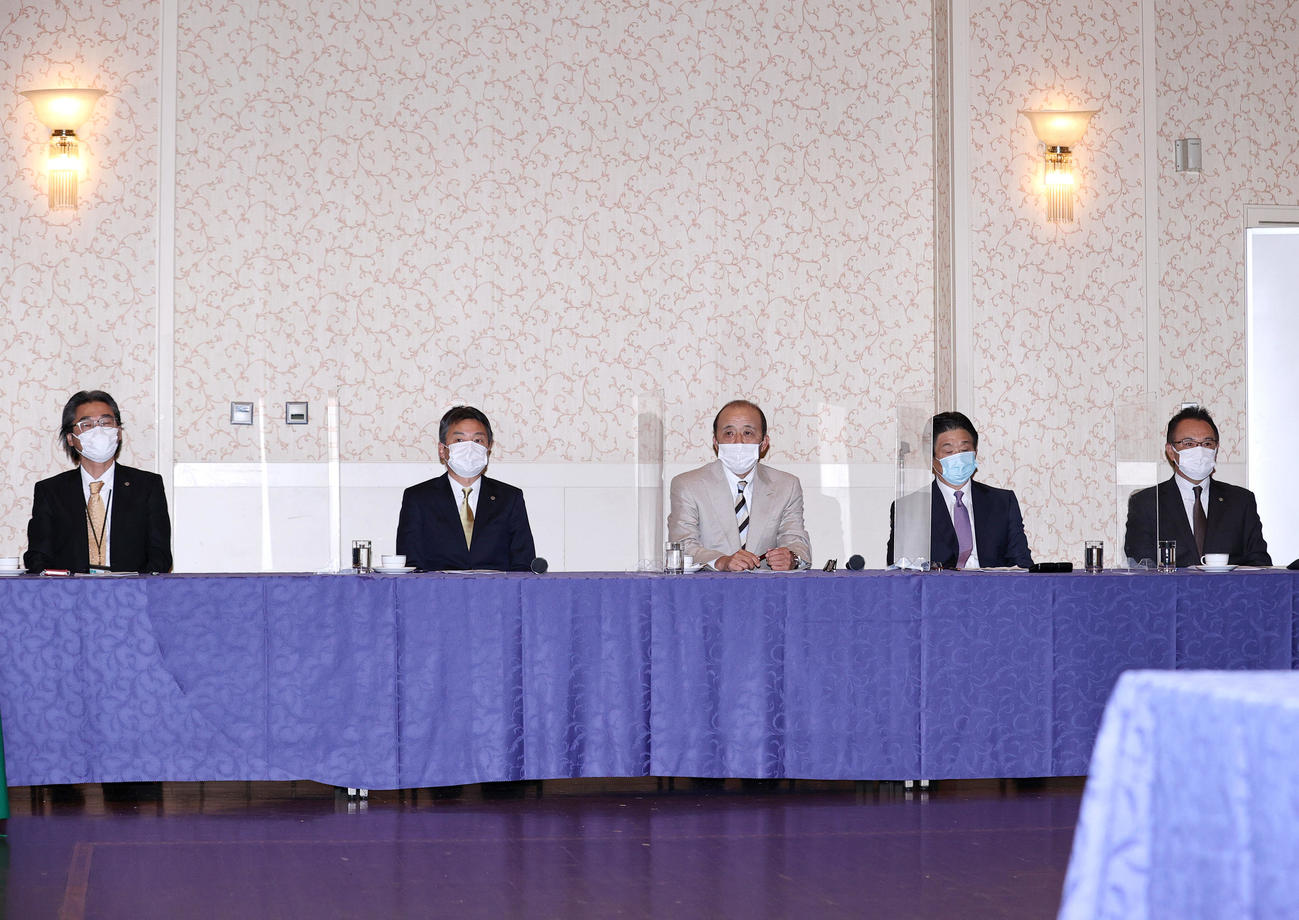 阪神の合同スタッフ会議に臨む、左から嶌村球団本部長、百北社長、岡田監督、平田ヘッドコーチ、和田2軍監督（撮影・上山淳一）