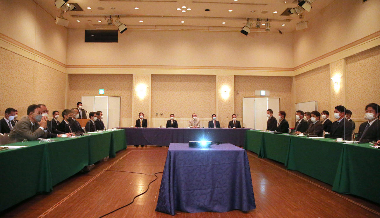 岡田彰布監督らが集まり阪神の合同スタッフ会議が行われる（撮影・上山淳一）