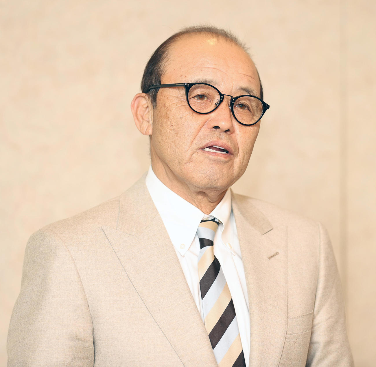 阪神の合同スタッフ会議を終え会見する岡田監督（撮影・上山淳一）