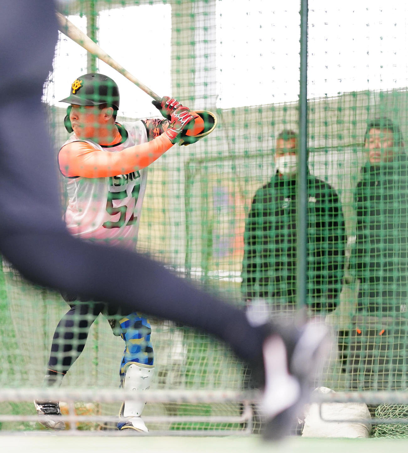 新人合同自主トレ中、巨人大久保1軍打撃チーフコーチ（後方右）らが見つめる中、打撃練習するドラフト1位の浅野（撮影・江口和貴）