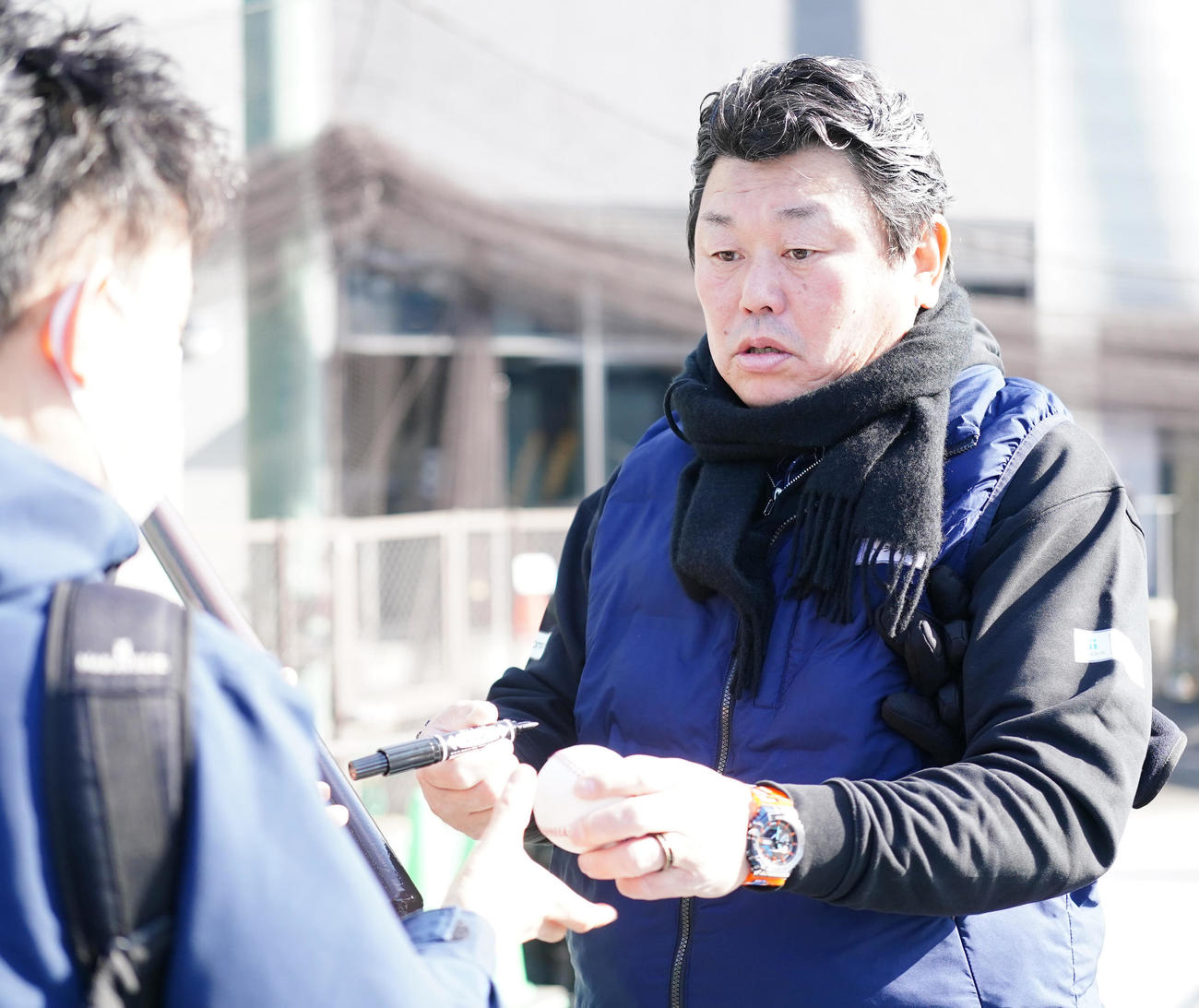 ファンにサインする巨人大久保1軍打撃チーフコーチ（撮影・江口和貴）