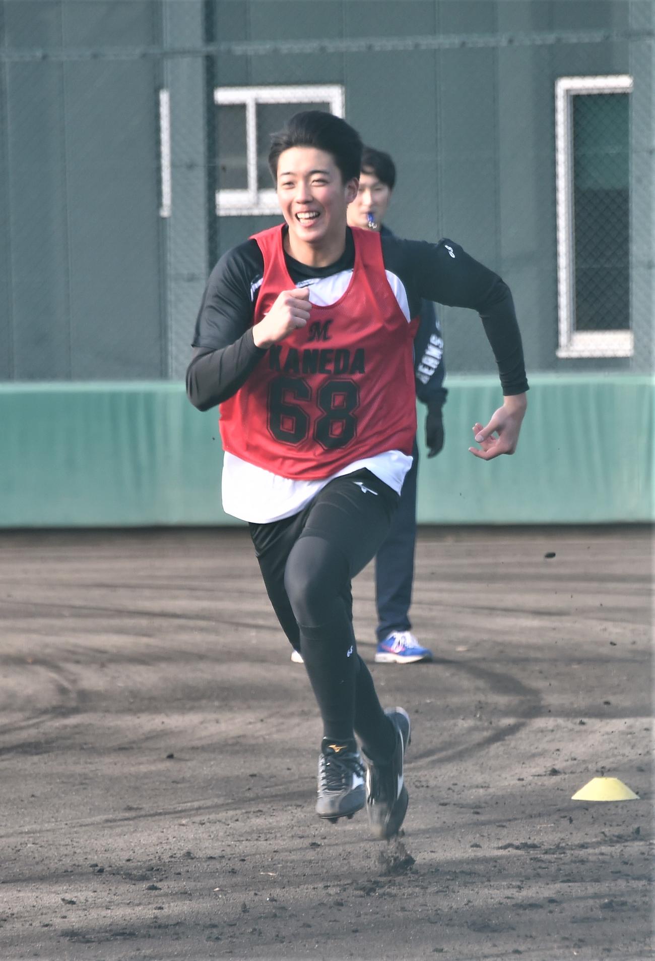 新人合同自主トレでダッシュするロッテのドラフト5位金田（撮影・鈴木正章）