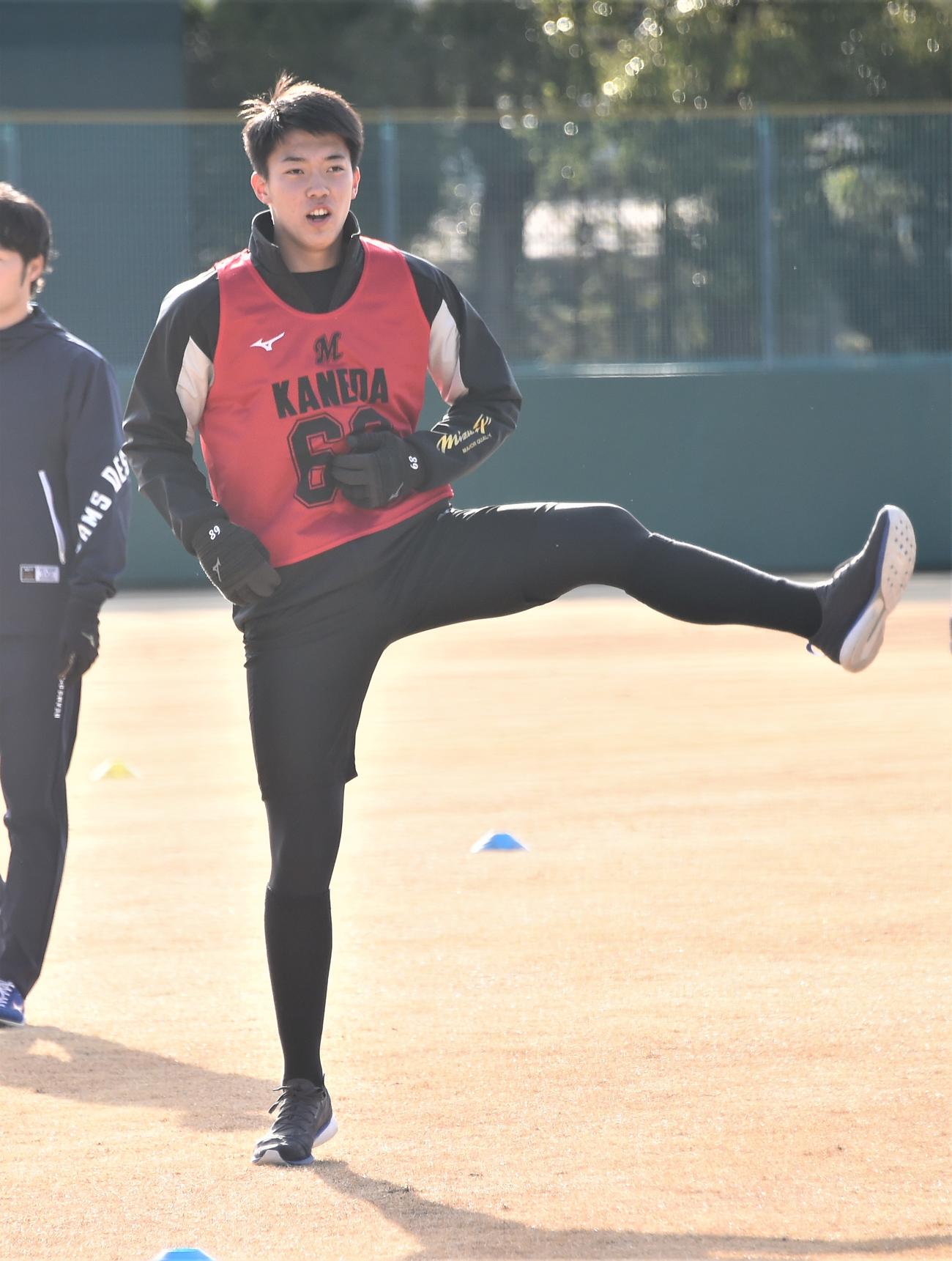 新人合同自主トレで軽快にウオーミンウアップを行うロッテのドラフト5位金田（撮影・鈴木正章）