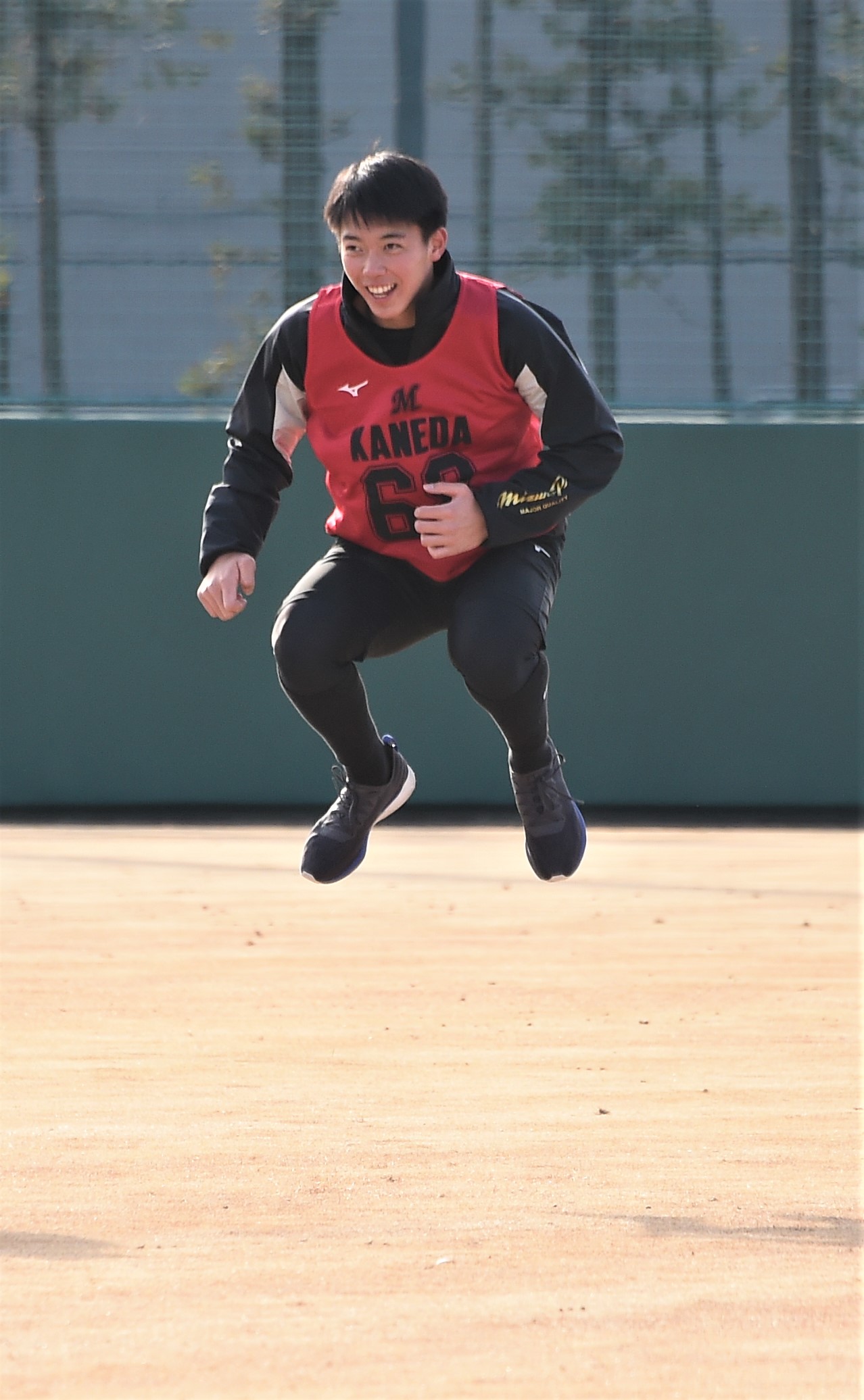新人合同自主トレで軽快にウオーミンウアップを行うロッテのドラフト5位金田（撮影・鈴木正章）