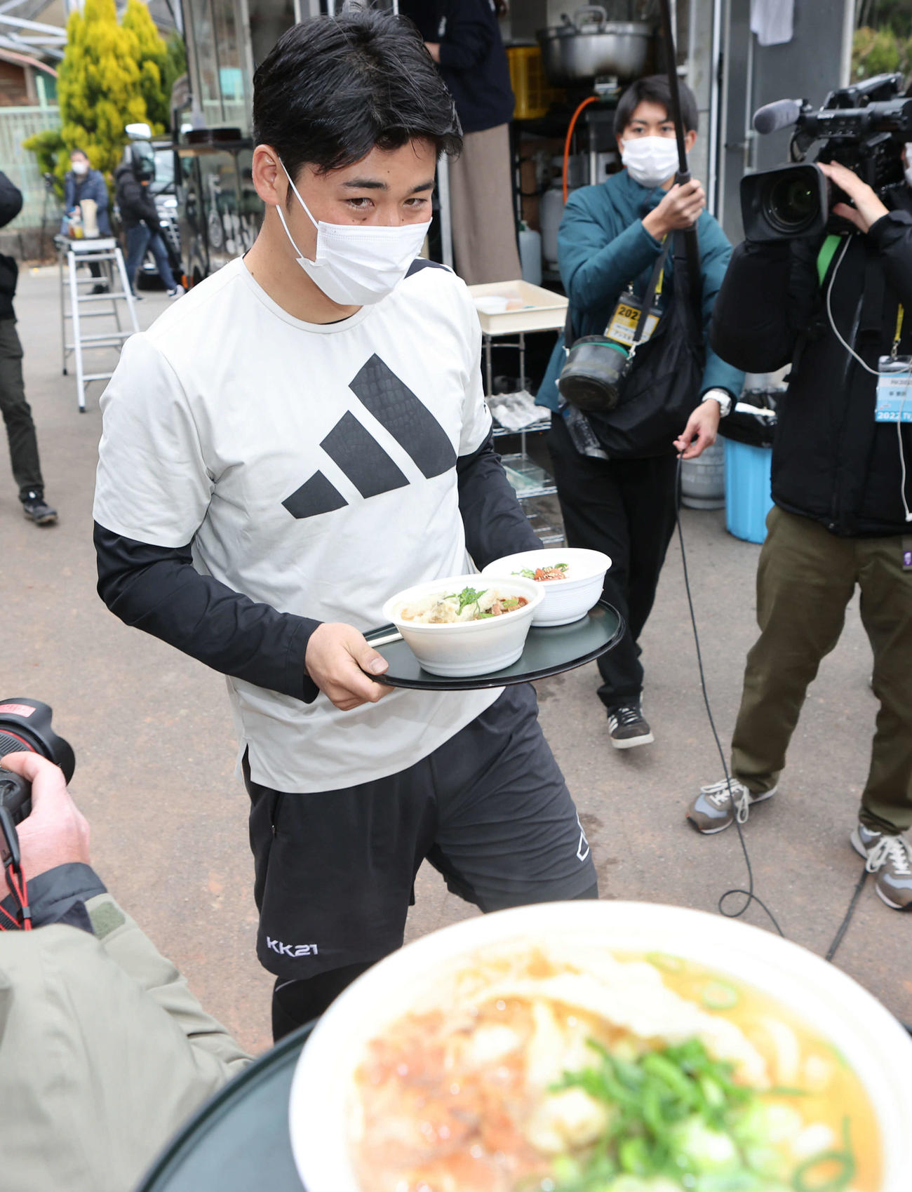 ソフトバンク柳田合同自主トレ　立花うどんを運ぶ清宮（撮影・加藤孝規）