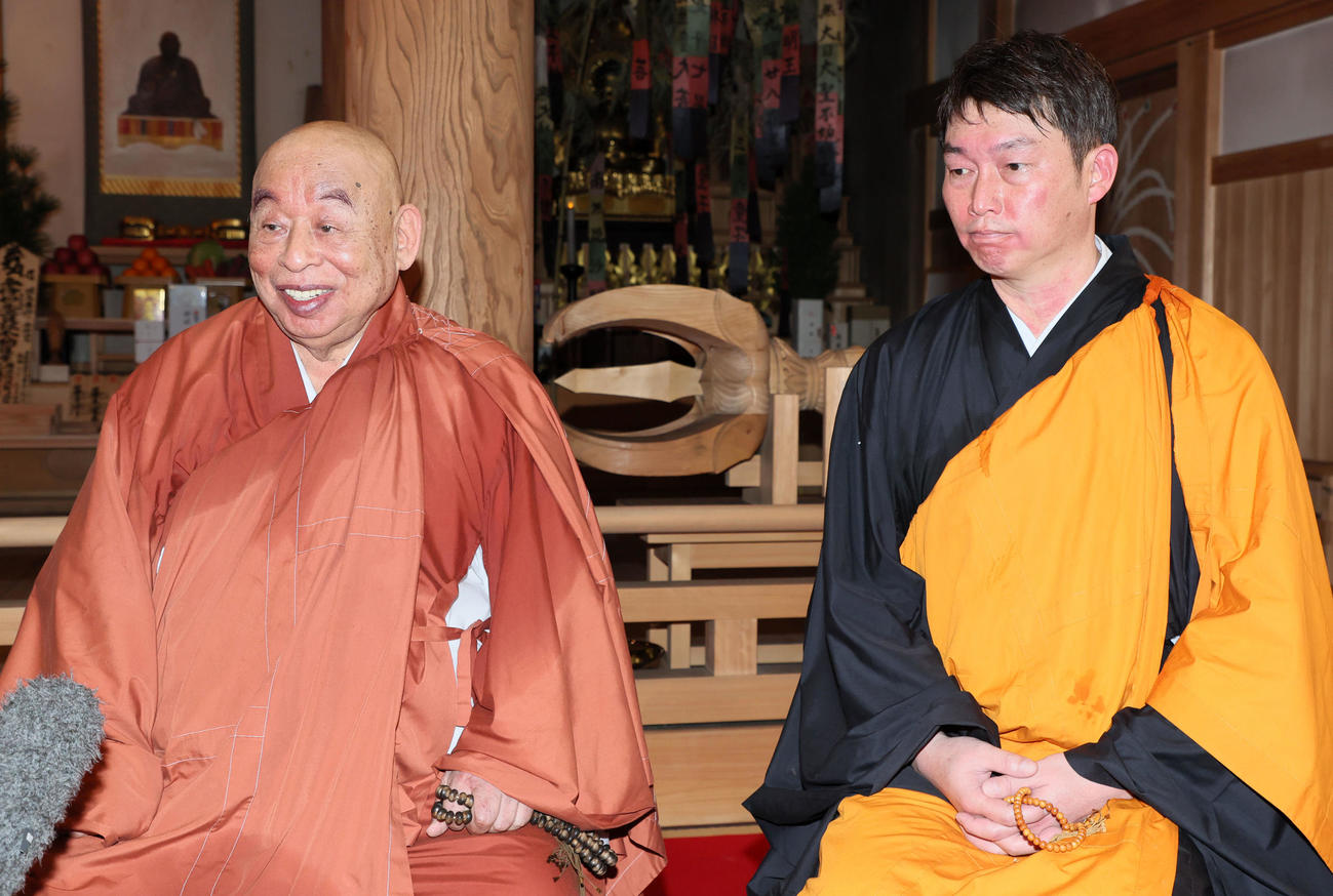護摩行を終え池口恵観高野山宿老（左）と会見する新井監督（撮影・加藤哉）