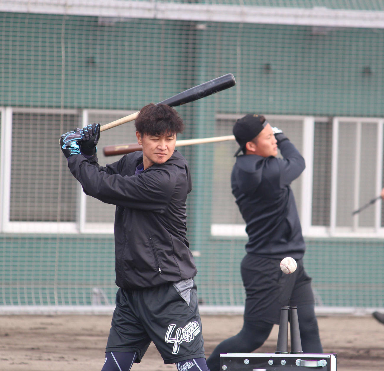 空気で浮いたボールでロングティー打撃するDeNA大和（撮影・久保賢吾）
