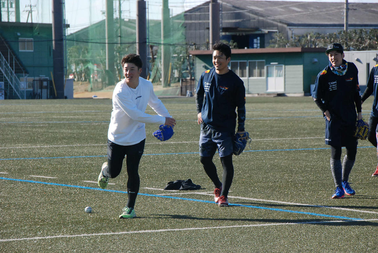 楽天則本らとの自主トレに参加した日本ハム吉田（球団提供）