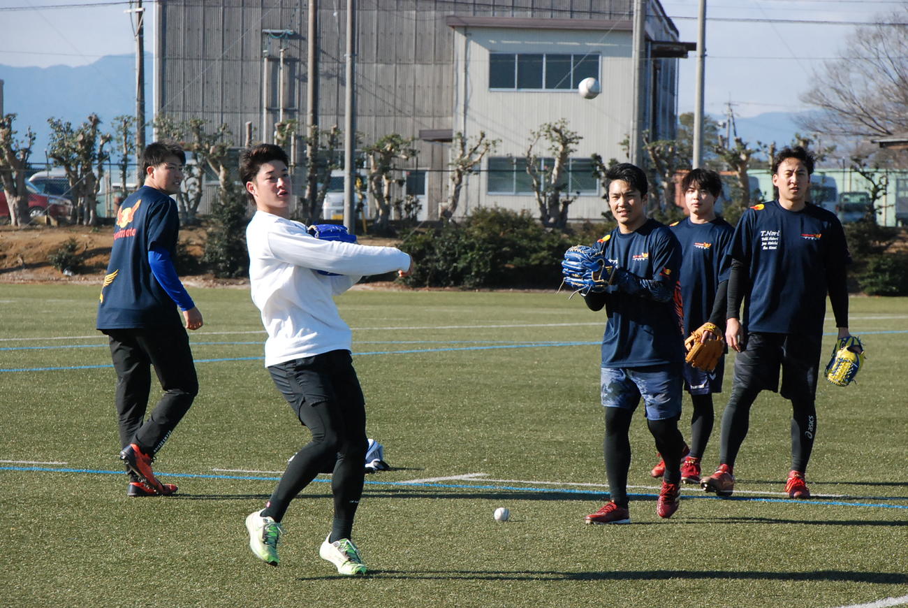 楽天則本らとの自主トレに参加した日本ハム吉田（球団提供）
