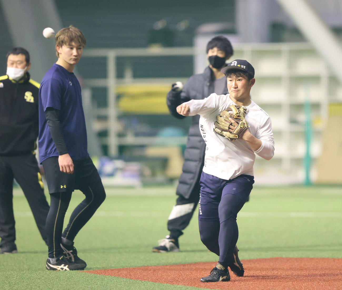 ノックで軽快な動きを見せるソフトバンク野村大樹、左は正木智也（撮影・梅根麻紀）