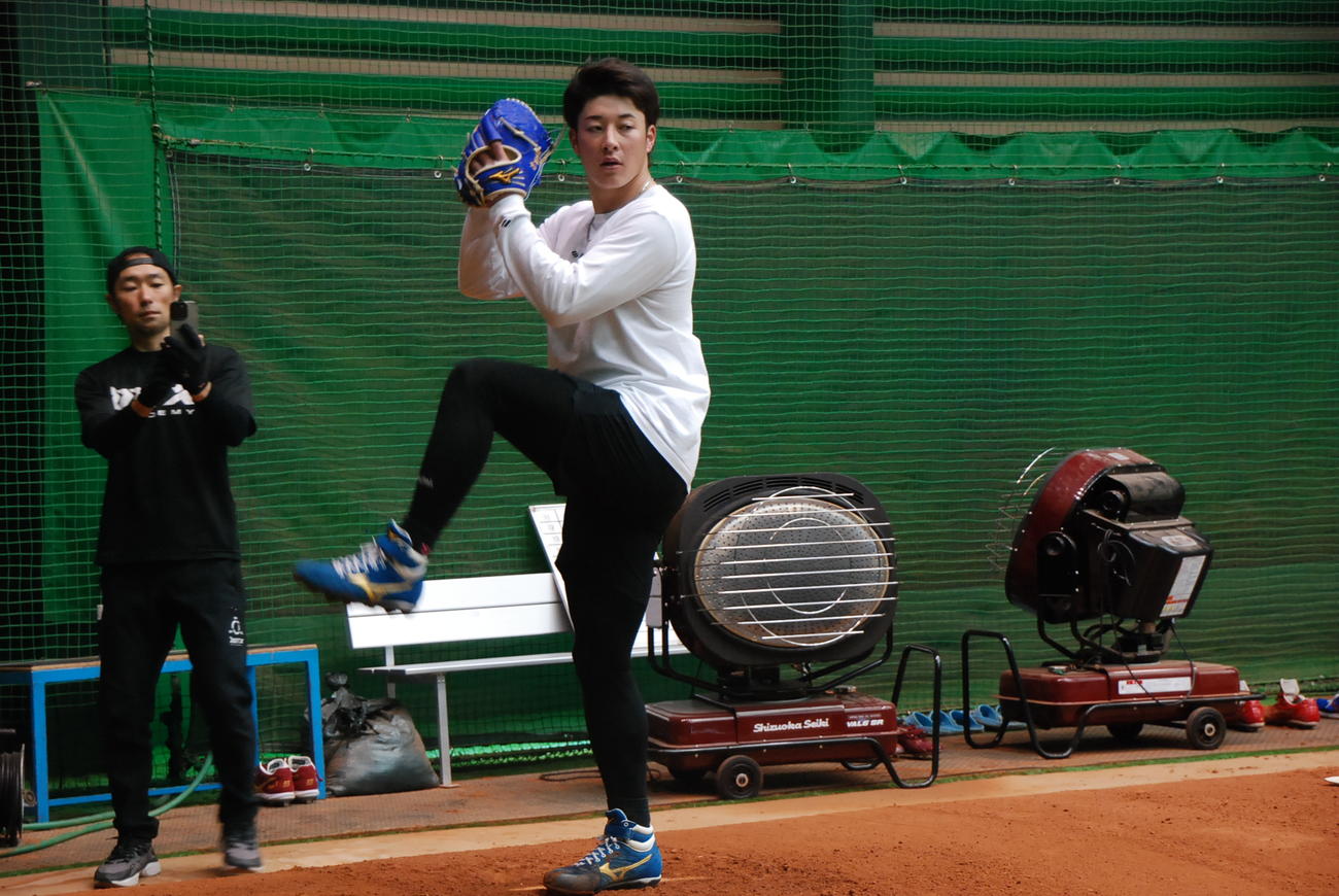 楽天則本らとの自主トレに参加した日本ハム吉田（球団提供）