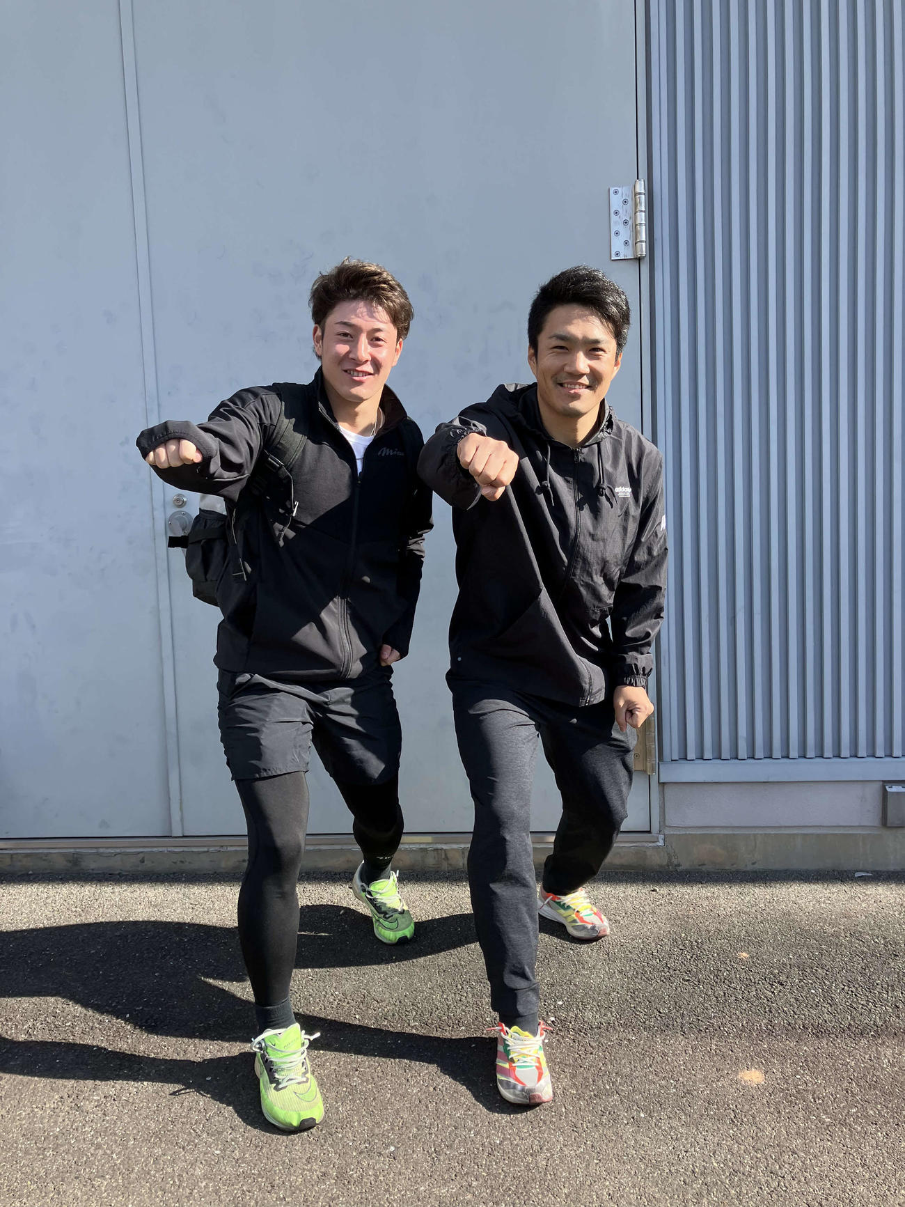 楽天則本（右）の自主トレに参加した日本ハム吉田（球団提供）