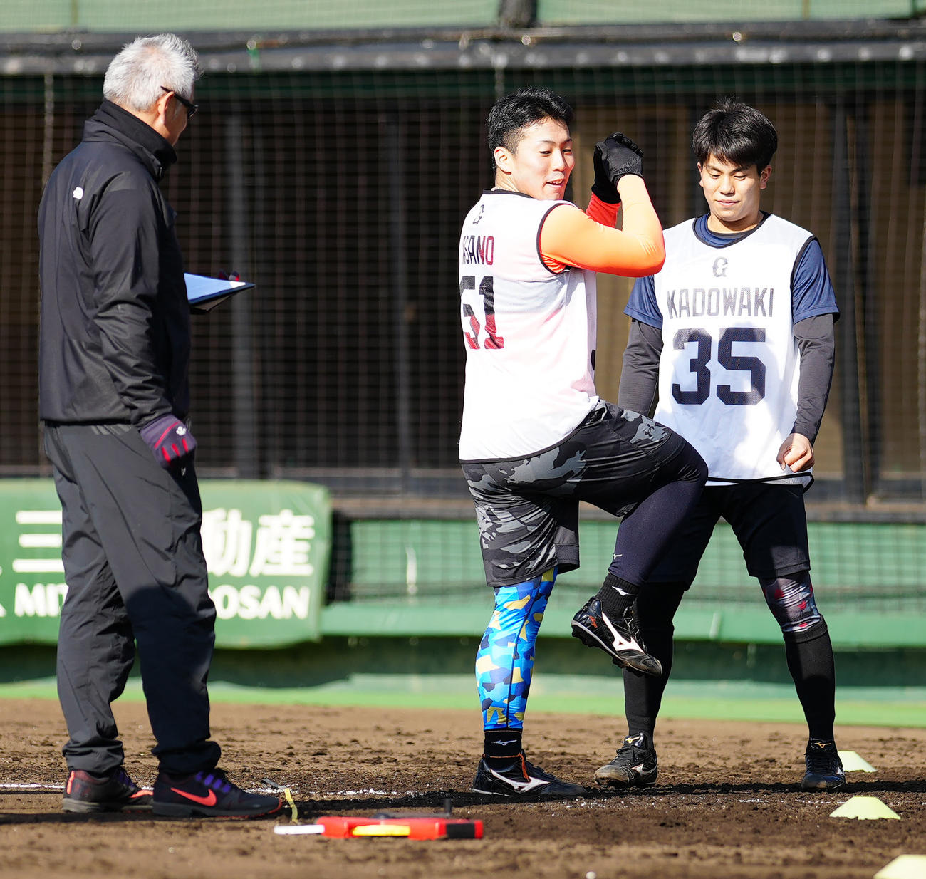 新人合同自主トレで片足立ち幅跳びの計測に臨む巨人ドラフト1位の浅野（中央）（撮影・江口和貴）