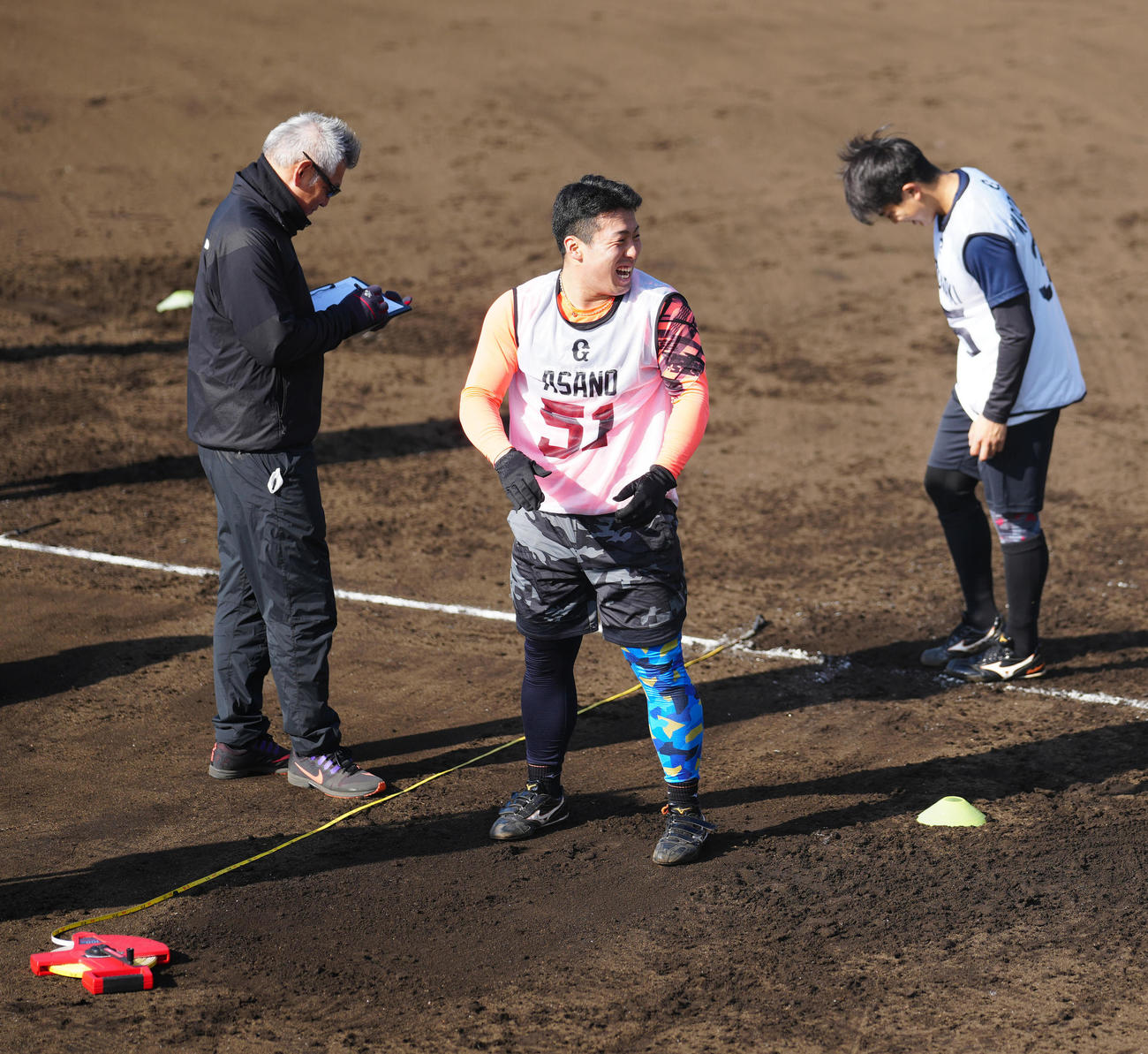 新人合同自主トレで片足立ち幅跳びの計測に臨む巨人ドラフト1位の浅野（中央）（撮影・江口和貴）