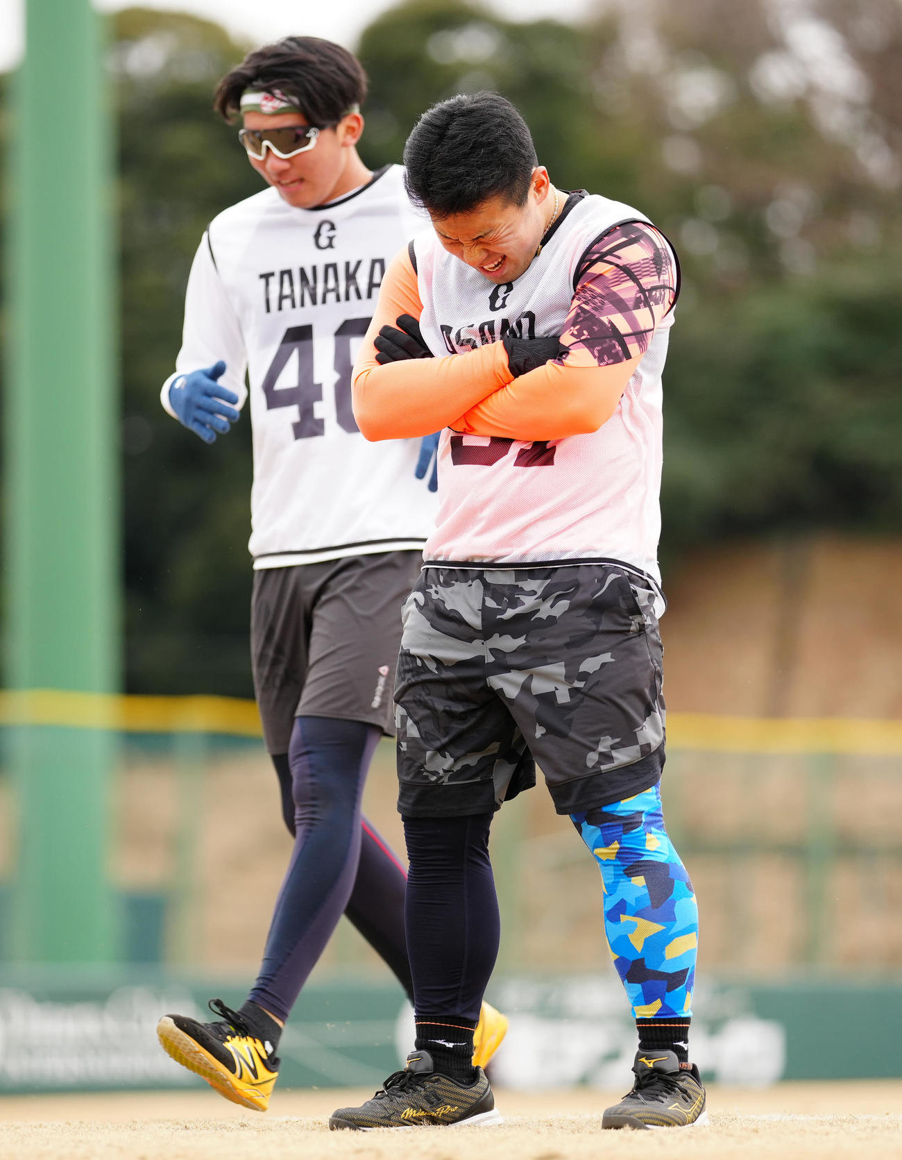新人合同自主トレでインターバル走を行い、腕を組み、厳しい表情を見せる巨人ドラフト1位の浅野（右）（撮影・江口和貴）