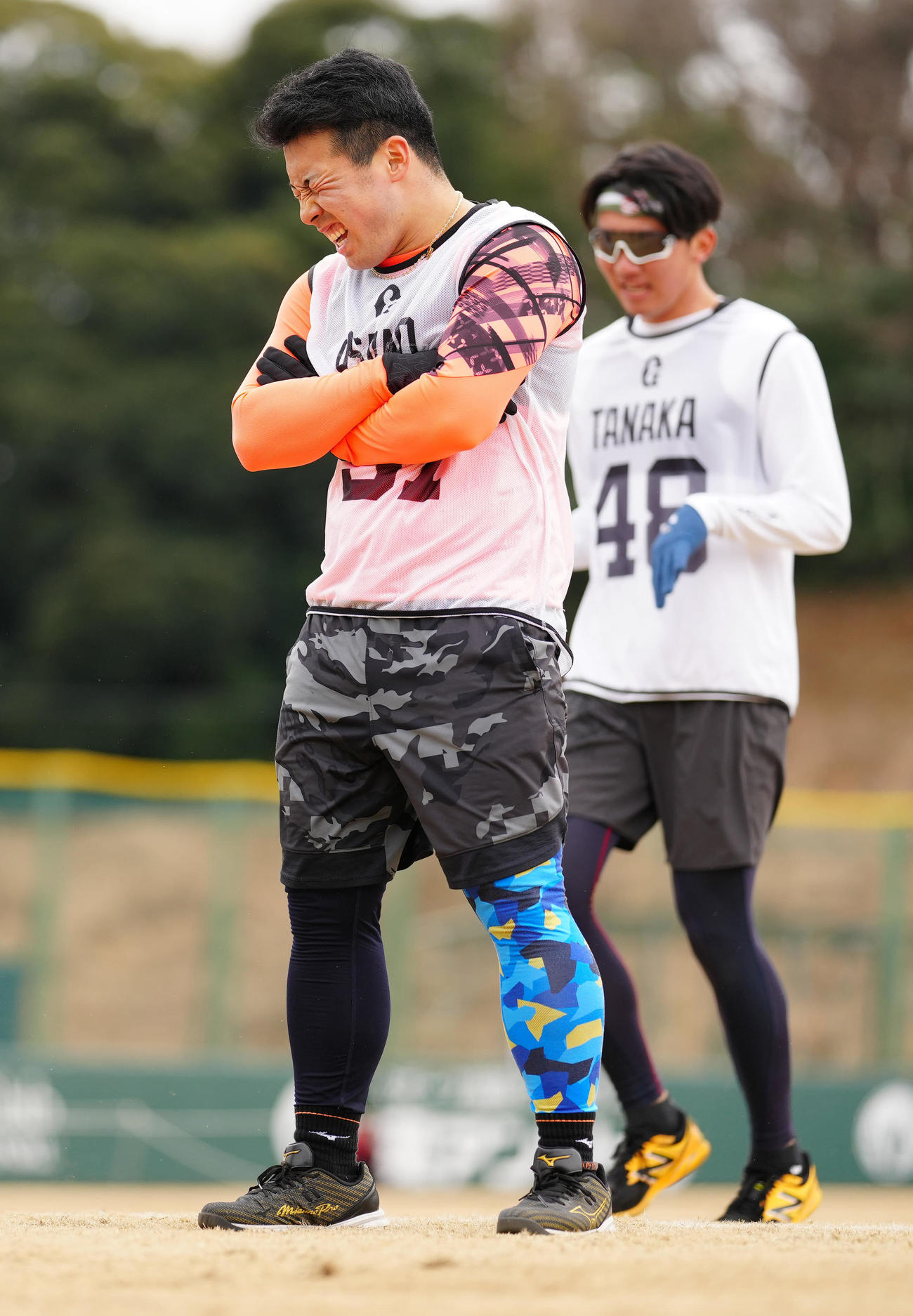 新人合同自主トレでインターバル走を行い、腕を組み、厳しい表情を見せる巨人ドラフト1位の浅野（撮影・江口和貴）