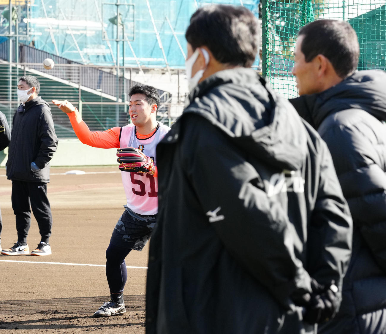 新人合同自主トレに臨む巨人ドラフト1位の浅野（左から2人目）。左から阿部ヘッド兼バッテリーコーチ、1人おいて川相1軍総合コーチ、桑田投手チーフコーチ（撮影・江口和貴）